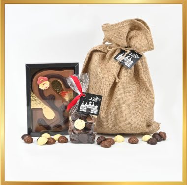 De Zak van Sinterklaas Sint box met luxe melkchocoladeletter, chocoladekruidnoten en gratis Sint wenskaart, verpakt in een jute cadeauzak.