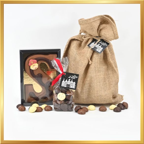 De Zak van Sinterklaas Sint box met luxe melkchocoladeletter, chocoladekruidnoten en gratis Sint wenskaart, verpakt in een jute cadeauzak.