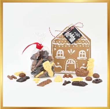 Huisje vol Chocolade Sint box met luxe chocolade Sint mix, verpakt in een kraft huis-cadeauzakje en inclusief gratis Sint wenskaart, ideaal voor Sinterklaas.