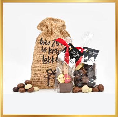 Pakjes Avond Sint box met jute cadeauzak, chocolade kruidnoten mix, melkchocolade chocospoon en gratis Sint wenskaart, ideaal voor Sinterklaasavond.