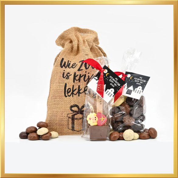 Pakjes Avond Sint box met jute cadeauzak, chocolade kruidnoten mix, melkchocolade chocospoon en gratis Sint wenskaart, ideaal voor Sinterklaasavond.