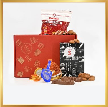 Sinterklaas Stoomboot box met melkchocolade letter S, kruidnoten, chocolademunten en een gratis Sint wenskaart, verpakt in een feestelijke geschenkdoos.