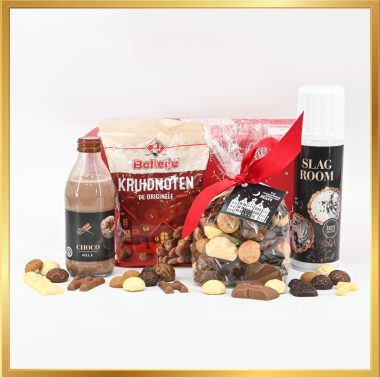 XXL Smikkel Sint box met mini flesje chocomelk, slagroom, kruidnoten, luxe chocolade en snoepmix van de chocolatier, verpakt in een Sint geschenkdoos met gratis Sint wenskaart.