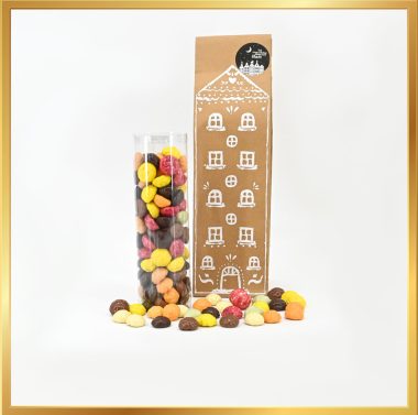 XXL Chocoladekruidnoten Sint box met 500 gram regenboog chocoladekruidnoten in een feestelijke kraft geschenkverpakking, inclusief gratis Sint wenskaart.