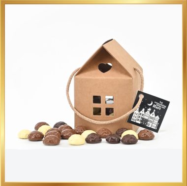 Schoentje Zetten Sint box met chocoladekruidnoten in melk, puur & wit, verpakt in een kraft kartonnen Sint huisje met een gratis Sint wenskaart.