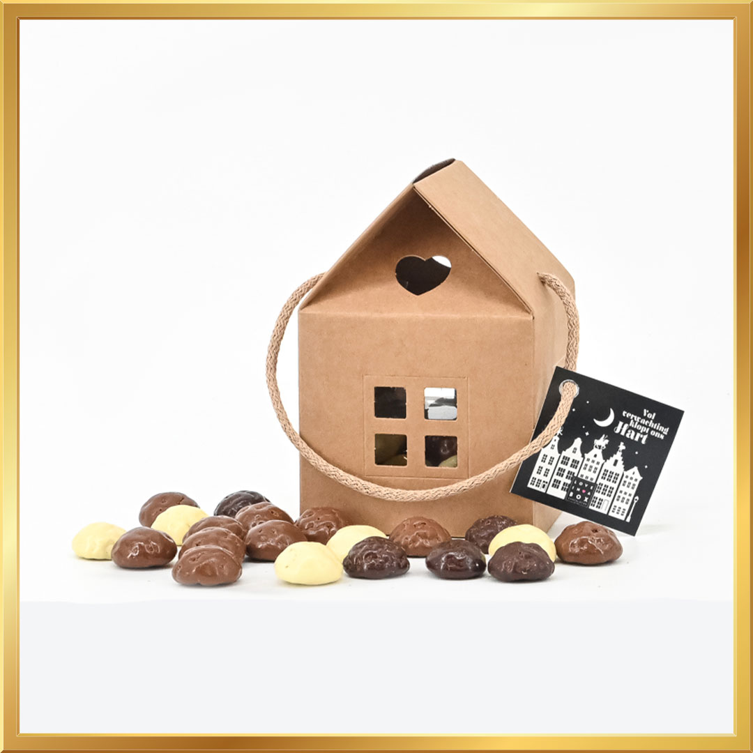 Schoentje Zetten Sint box met chocoladekruidnoten in melk, puur & wit, verpakt in een kraft kartonnen Sint huisje met een gratis Sint wenskaart.