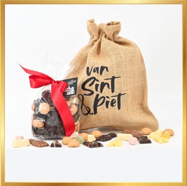 Snoepgoed Sint box met luxe chocolade en snoepmix van de chocolatier, 400 gram, verpakt in een jute cadeauzak Van Sint & Piet met gratis Sint wenskaart.