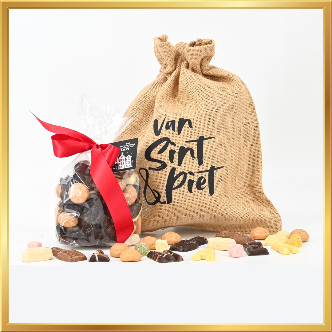 Snoepgoed Sint box met luxe chocolade en snoepmix van de chocolatier, 400 gram, verpakt in een jute cadeauzak Van Sint & Piet met gratis Sint wenskaart.