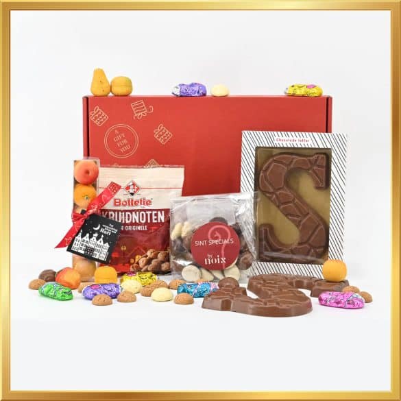 Wie zoet is krijgt Lekkers Sint box met melkchocolade letter, marsepein fruitmix, kruidnoten, chocoladekruidnoten, fondant kikkers & muizen, in een brievenbus geschenkdoos.