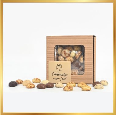 Kruidnoot Sint Box met 150 gram mix van chocoladekruidnoten in kraft vensterdoosje en gratis Sint wenskaart.