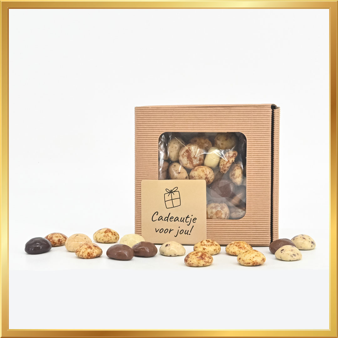 Kruidnoot Sint Box met 150 gram mix van chocoladekruidnoten in kraft vensterdoosje en gratis Sint wenskaart.