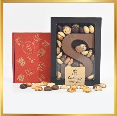 Luxe vensterdoosje met Sint letter S van melkchocolade en een mix van chocoladekruidnoten, 240 gram, verpakt in een Sinterklaas brievenbusgeschenkdoos.