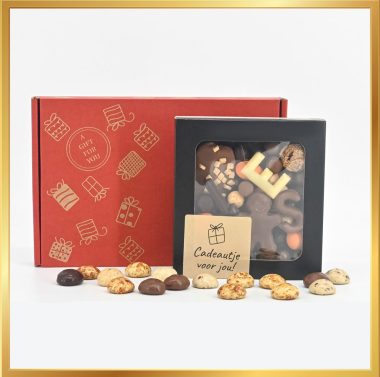 Luxe vensterdoosje gevuld met een heerlijke chocolade Sint mix van 165 gram, verpakt in de Schoorsteen Sint Box met gratis Sint wenskaart