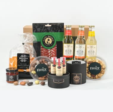 Luxe Gin Tonic Proeverij Cadeaupakket met premium aged gins, Double Dutch mixers, noten, tapenade en chocolade. Perfect cadeau in luxe verpakking.