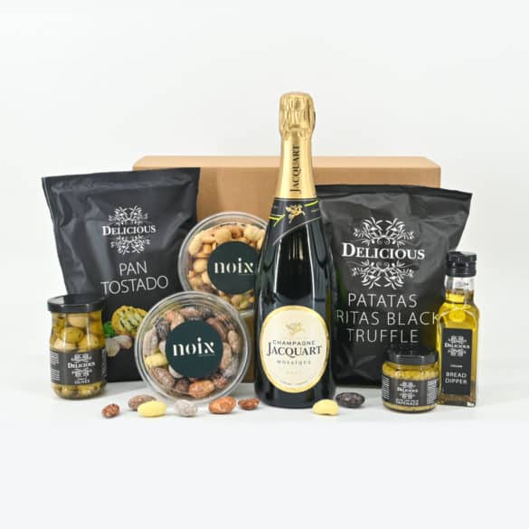 Luxe Champagne Cadeaubox met Jacquart Champagne, truffelchips, olijven, tapenade, noten en chocolade. Perfect cadeau met wenskaart in luxe verpakking.