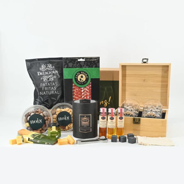 Luxe Whisky Proeverij Cadeaupakket met premium whisky’s, glazen set, delicatessen en proefwijzer. Perfect cadeau voor collega’s, klanten en relaties.