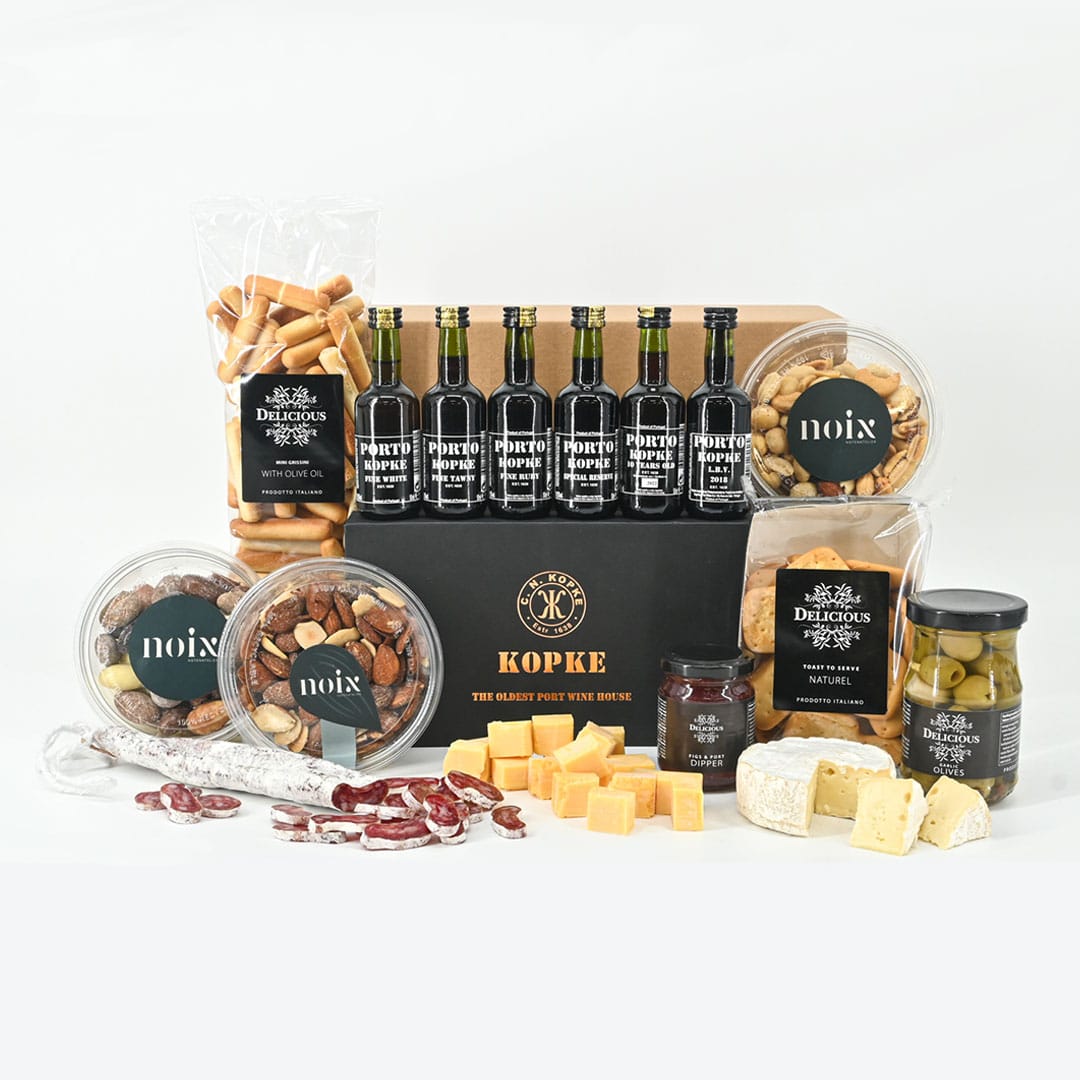 Port Proeverij Cadeaupakket met Kopke Tasting Kit, kaas, tapas, luxe snacks en chocolade, verpakt in een stijlvolle geschenkdoos met gratis wenskaart.