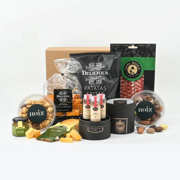 Luxe Rum Proeverij Cadeaupakket met A-rum The World, diverse delicatessen zoals noten, chocolade en salchichon. Perfect cadeau met wenskaart in luxe verpakking.