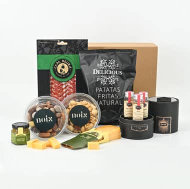 Luxe Whisky Proeverij Cadeaupakket met drie premium whisky’s, delicatessen en een stijlvolle proefervaring. Perfect cadeau voor collega’s, klanten en relaties.