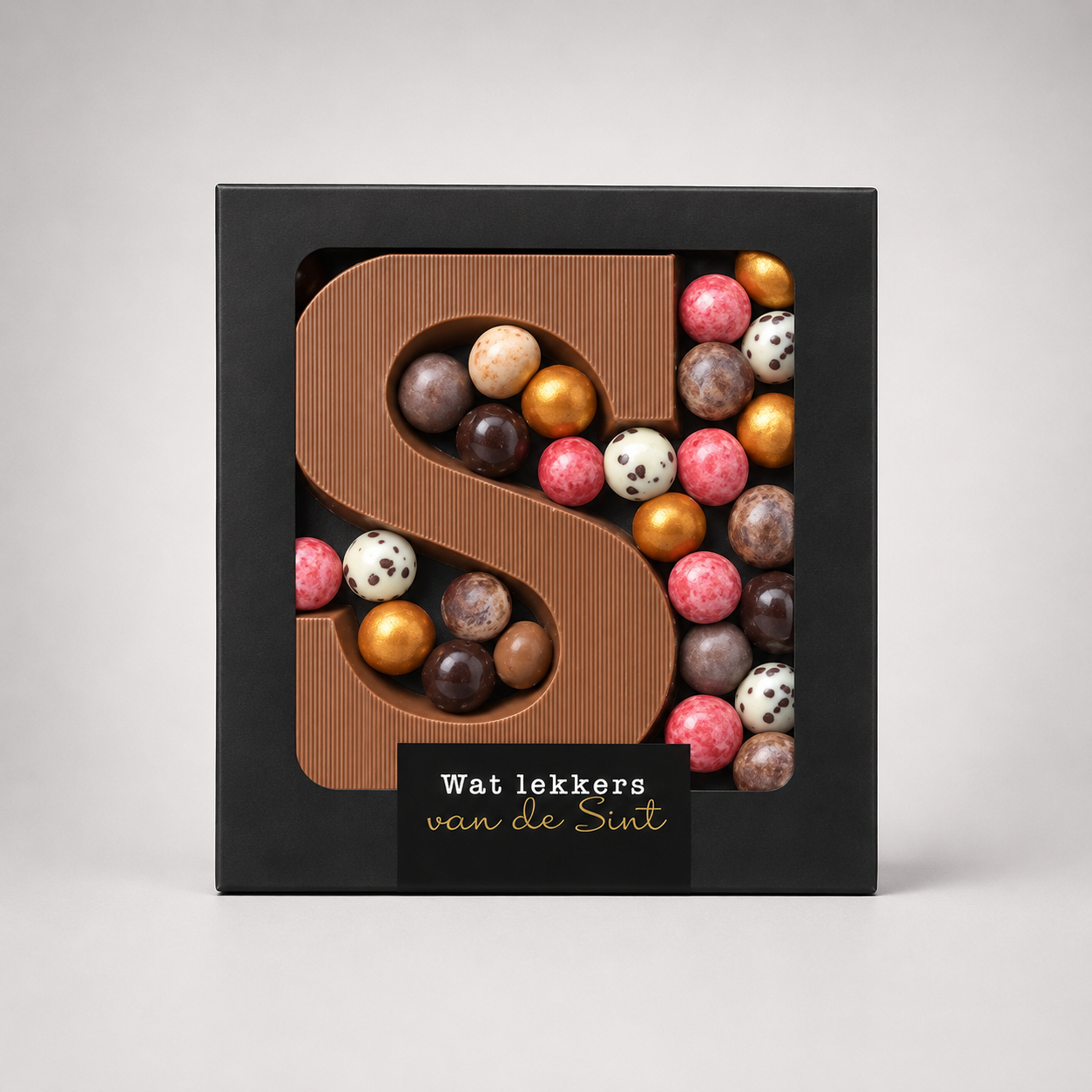 chocoladeletter met gekleurde bollen