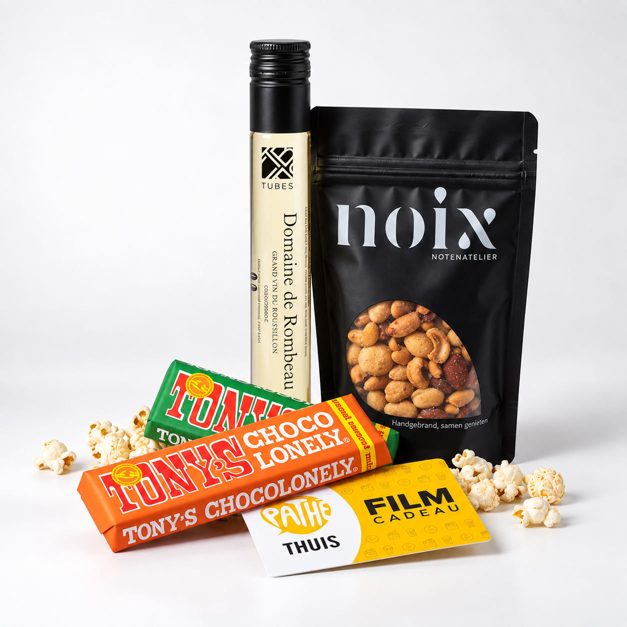 pathe voor jou filmbox met pathe cadeaukaart, wij, chocola en nootjes.